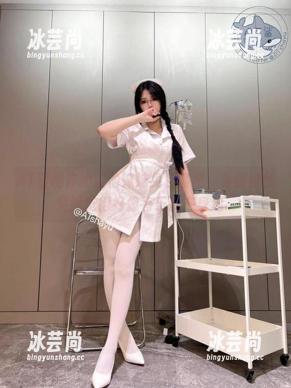 AT鲨创作的吉他妹妹免费套图，看到她我突然觉得好像有乐队在身边...