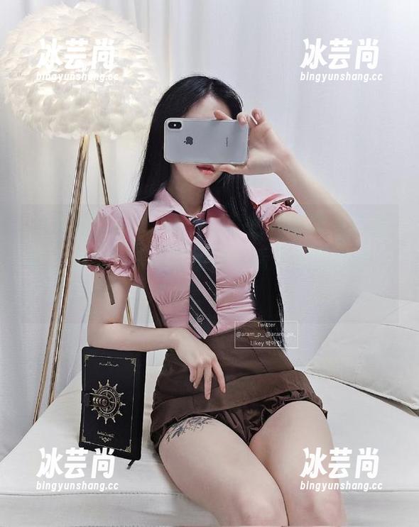 说真的，Aram(아람)的这件亮粉色运动衫，最新分享不容错过！看了想当她的“衣袋小孩”！
