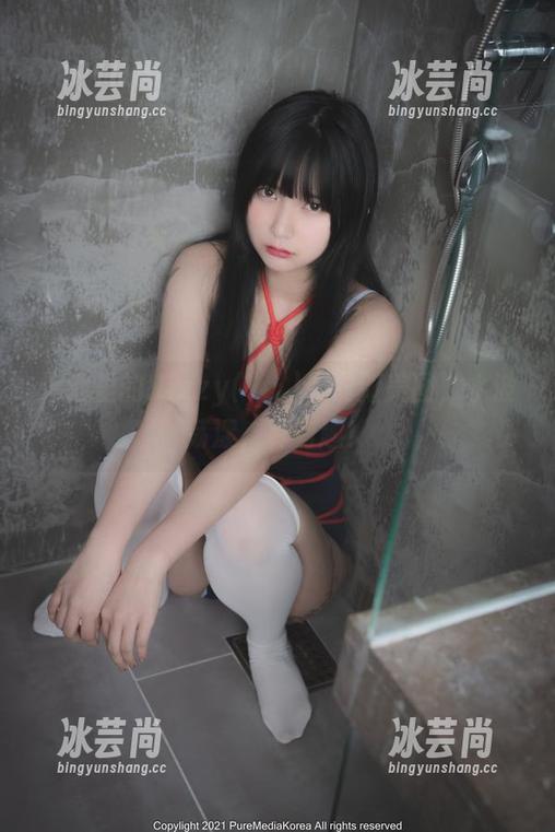 泳池里的Hizzy(히지)，最新美图，水波荡漾，真有趣！