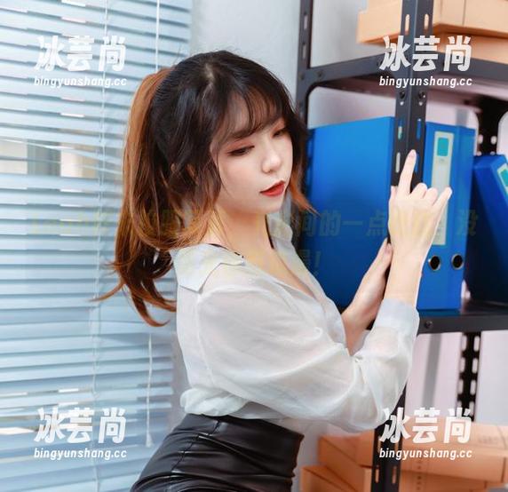Leah梓未校服写真，光影间的一点纷扰，没圣光也挺浪漫！