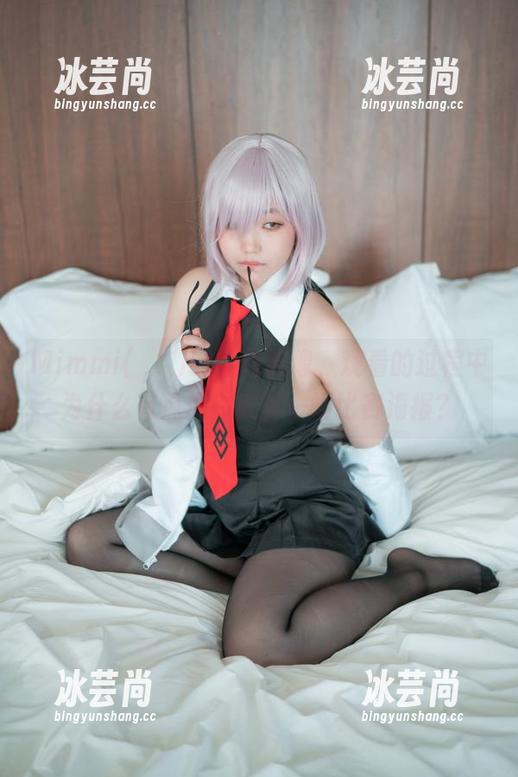 Mimmi(밈미)的白色影像，观看的过程中为什么有点像在欣赏一幅比赛海报？