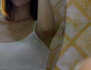 PANS – 一边欣赏依依的美足写真，一边不敢相信我的眼睛