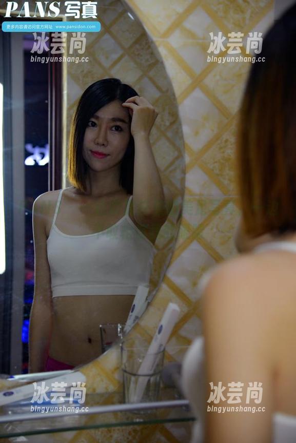 PANS - 一边欣赏依依的美足写真，一边不敢相信我的眼睛