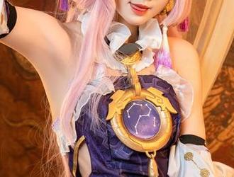PoppaChan的豹纹cos：在野性与优雅之间摇摆