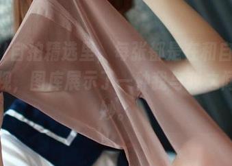 ROSI自拍精选里，每张都是在和自己亲密对视，图库展示了一种我与我之间的微妙。