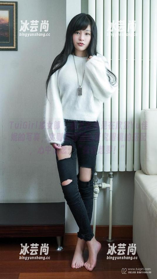 TuiGirl推女郎-Yu佳妮 TuiGirl推女郎 - 看上去像是在欣赏Yu佳妮的写真,实则是在潜心研究眼镜的搭配,心中默念:“我也想要!”