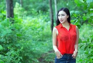 TuiGirl推女郎 – 王馨瑶最新作品：职业装的艺术，不是每个会议室都能驾驭