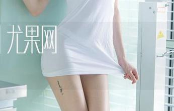 UGirls尤果网 – 橱窗里的红裙和乔依琳的自拍：你觉得哪个更好看？最新写真供你判断！