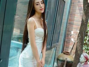 UGirls尤果网 – 周妍希的教室写真，书本堆里藏着几分调皮，呃，给个答案呗。