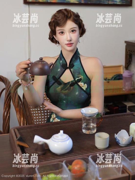 Xiuren秀人网 - 唐翩翩最新女仆探险，分享的内容有点意思，完全想象不到她会这样。