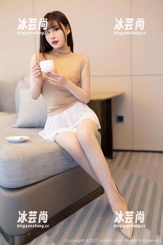 Xiuren秀人网 - 写真《油亮》。喂，容容容Alice你是怎么做到这么吸引人注意的？
