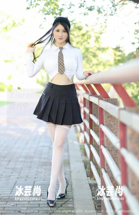 Xiuren秀人网 - 明日花桃桃在高清夏日图片中，优雅得像只游离在水面上的小鸭子，太让人妒忌了吧？
