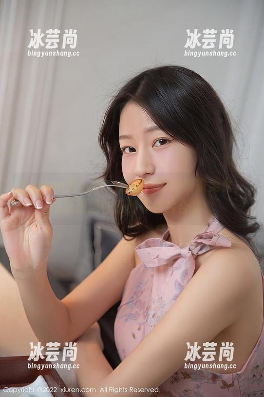 Xiuren秀人网 - 瘦瘦高高的眼镜美女，杨晨晨的性感秘书照片合集；