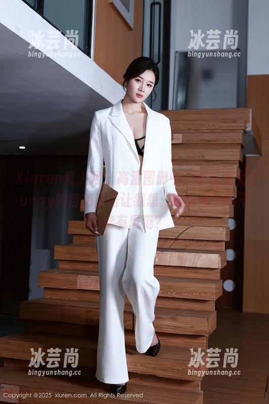 Xiuren秀人网 - 高清图册中，盼盼龙女sunny的自拍姿势让我想：谁说低头族不能有风范？