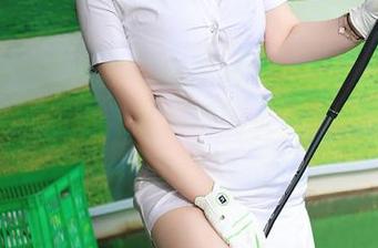 Xiuren秀人网 – 看草莓mm的礼服美图，我真不知该先留意她的姿态还是资源的多样！