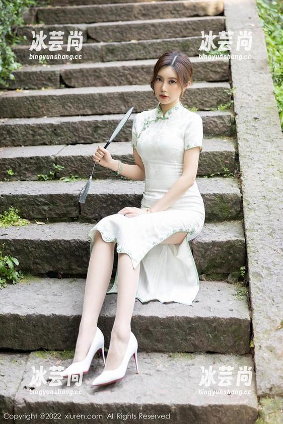 Xiuren秀人网 - 龙泽美曦的白色作品集：优雅得让我有点儿想臆想，但又不太敢