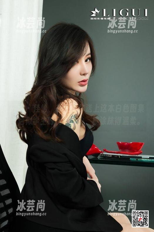 丽柜 - 佳怡，在线为你送上这本白色图集，恰似学生时代的作业，被涂抹得温柔。