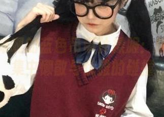 佳佳好难啊的蓝色吊带体操服：精选写真集中懒散与优雅的碰撞