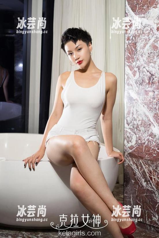 克拉女神 - 泳装写真展示中，YOYO开启了泳池的魔法，让我想立刻去游泳！
