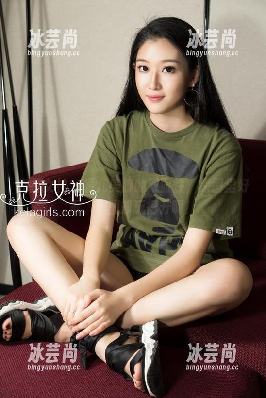 克拉女神 - 颖儿美脚的双面性，原图里好乖，套图却玩得开啊！