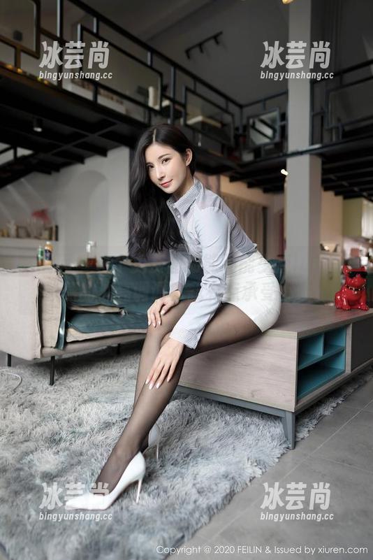 嗲囡囡 - 这个免费图册能不能少点luna张静燕的油亮调调？我有点承受不住。