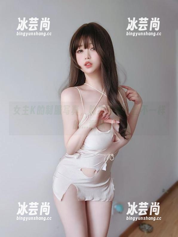 女主K的制服写真，隐约透着一丝不一样的...意味
