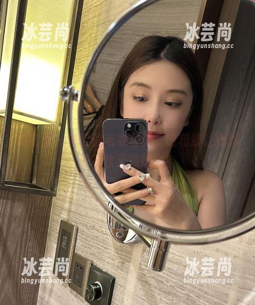奶雯 微密圈 - 奶雯的毛衣写真,暖和却让我想到了秋天的想念?