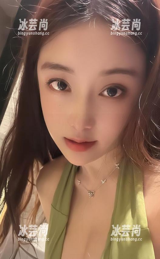 微密圈 - 这衣服真的让人想入非非，奶雯真会挑，原图下载去吧