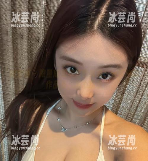 微密圈 - 限量版奶雯红色诱惑：分享她的作品集，放心观看