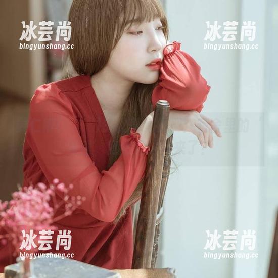 姜仁卿(강인경)的比基尼图册：宿舍里的‘海滩’竟然是这样来了？