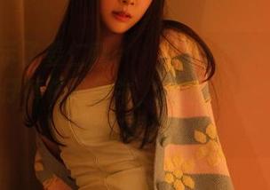 美图展示了姜仁卿(강인경)那件永恒的白T恤，牛仔裤依旧很牛，但如何让它更酷？我在想想。
