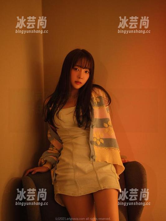 美图展示了姜仁卿(강인경)那件永恒的白T恤，牛仔裤依旧很牛，但如何让它更酷？我在想想。