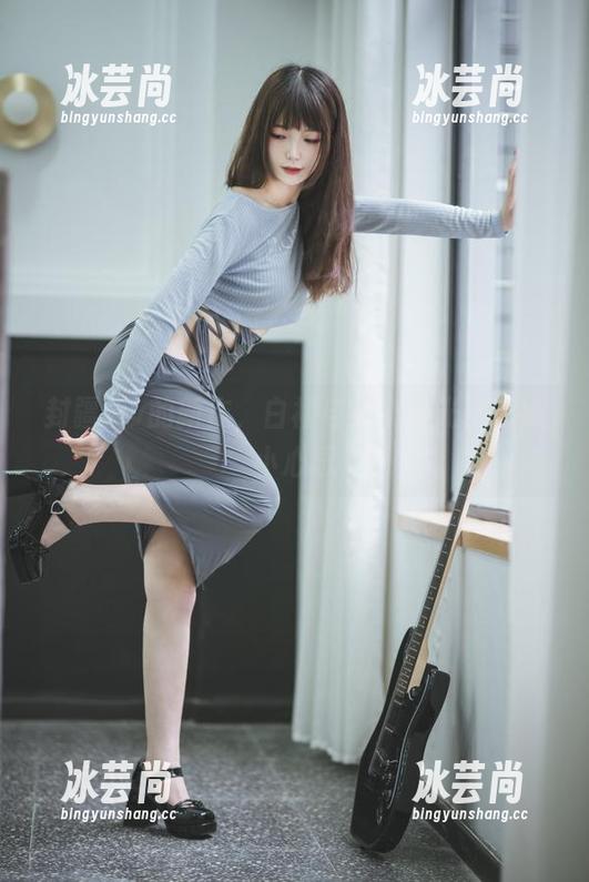 封疆疆v的新作，白裙与每个目光都有点小心思