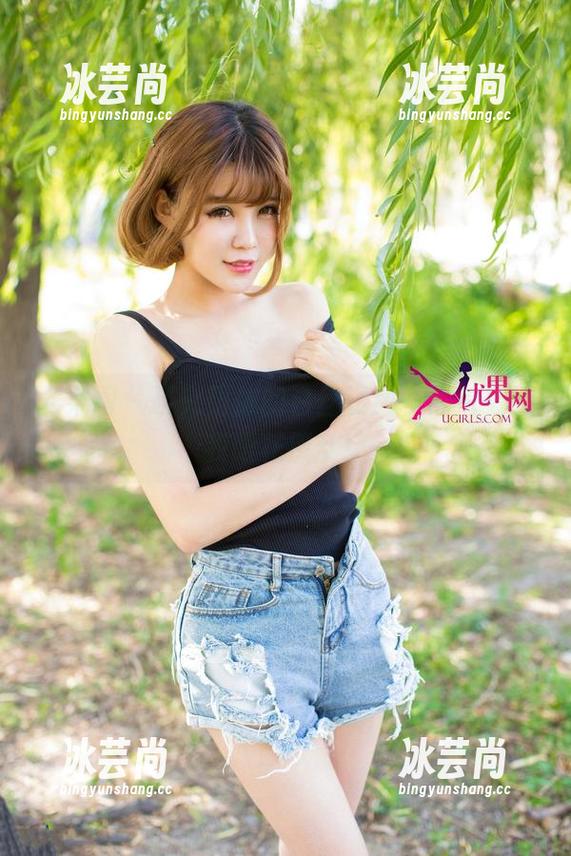 尤果网 - 研究研依的白丝资源，照片看得我眼花撩乱！