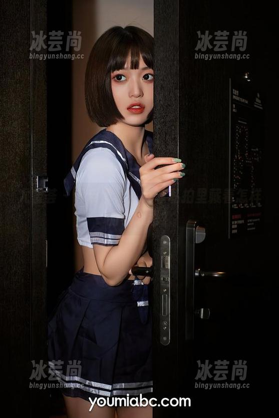 尤蜜荟 - 调皮学妹，尹菲私拍里藏着怎样的小心思？