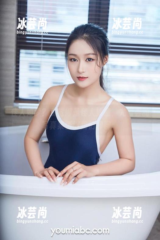 佳人如梦？我觉得是佳人如意，尤蜜荟的写真集值得我们聊聊。