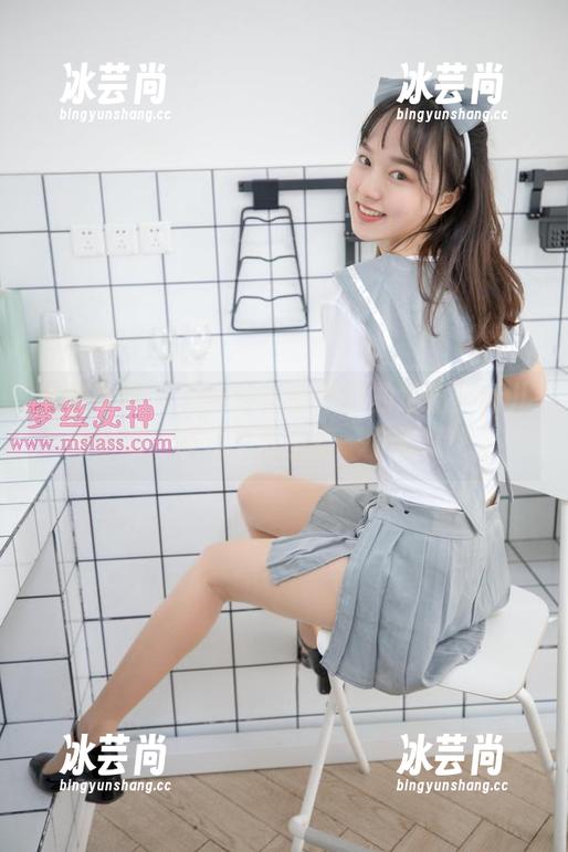 梦丝女神 - 更新到你想不到的地方！乔儿的制服，图片中至少有一个惊喜吧。
