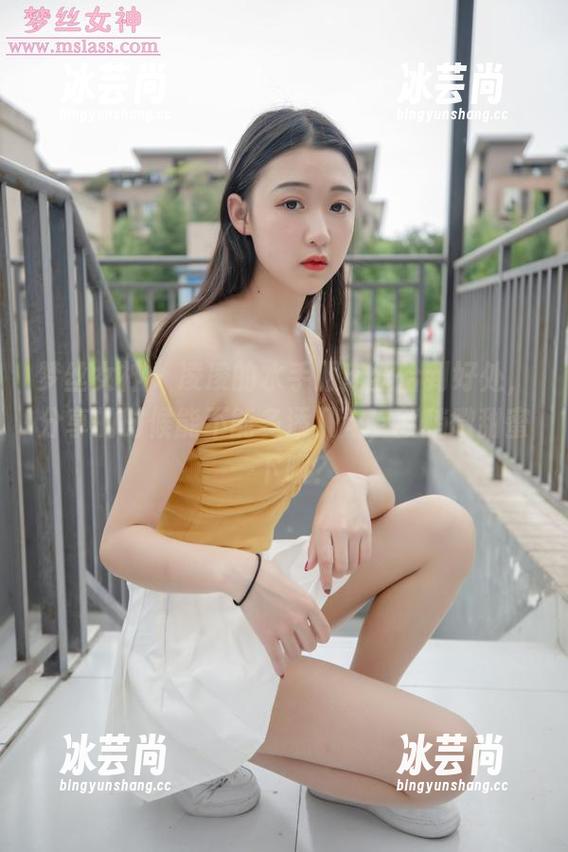 梦丝女神 - 凌凌的水手服肉丝恰到好处，分享的时候能不能多添几句，就稍微甜蜜一下呗？