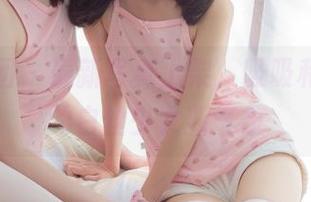 森萝财团 – 最新写真上架，吸吸和百褶裙的白丝少女新气象