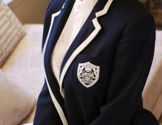模范学院 – 露露Andrea的校服美图，毫不顾及年龄的无敌娇俏，稍微有点不适合你我。