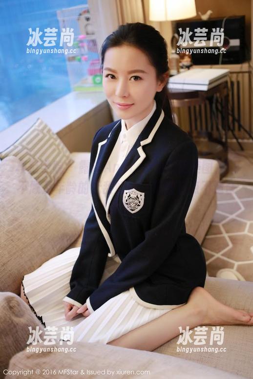 模范学院 - 露露Andrea的校服美图，毫不顾及年龄的无敌娇俏，稍微有点不适合你我。