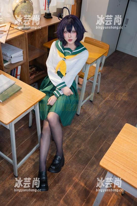 翩翩而来，清水由乃私拍的旗袍好像在喊：“别走！再陪我一会儿！”