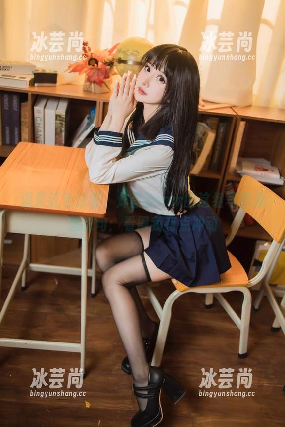 温泉红色泳装，炸蛋Boom的这组写真我想说句：看得我有点冲动