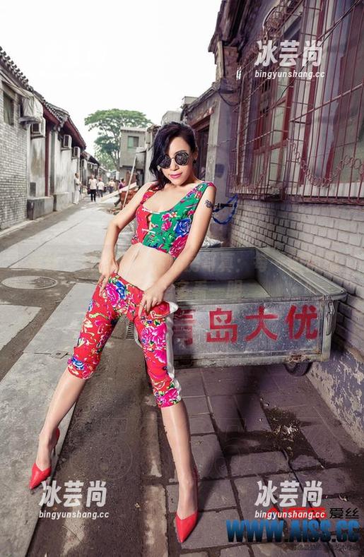爱丝-若兮 爱丝 - 若兮的油亮私房写真:每一帧都忍不住想多看一眼