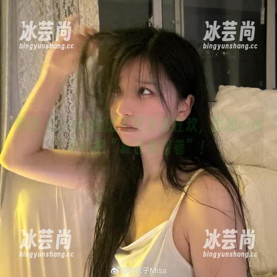 特软儿Sona的比基尼海滩狂欢，真的cos了一把“夏日美图卷”！