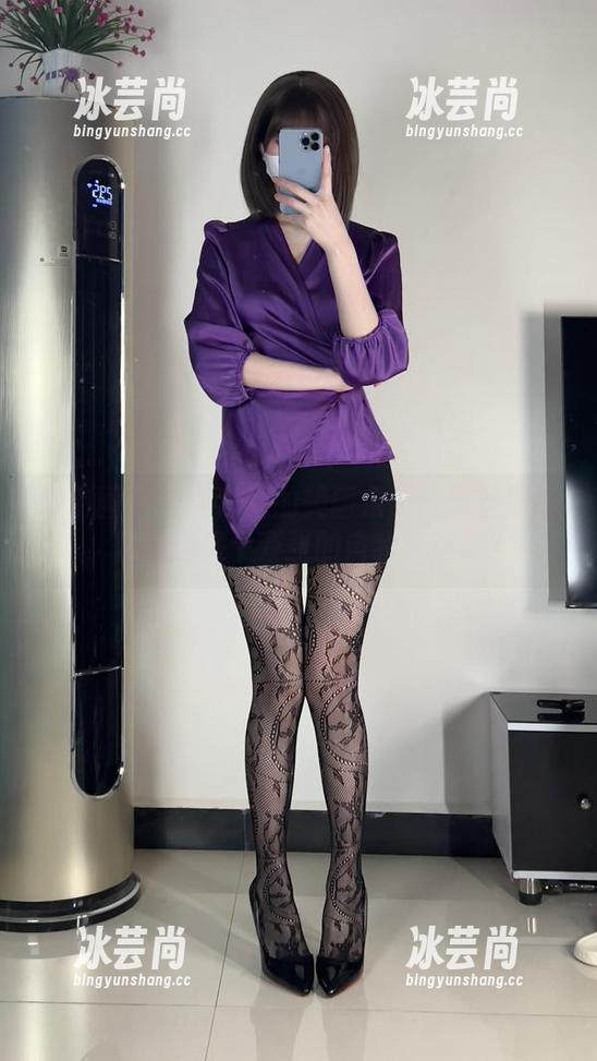 白龙猫女 微密圈 - 白龙猫女的美图亲历:黑丝黑靴,估计这是个夸张的自我表达吧?