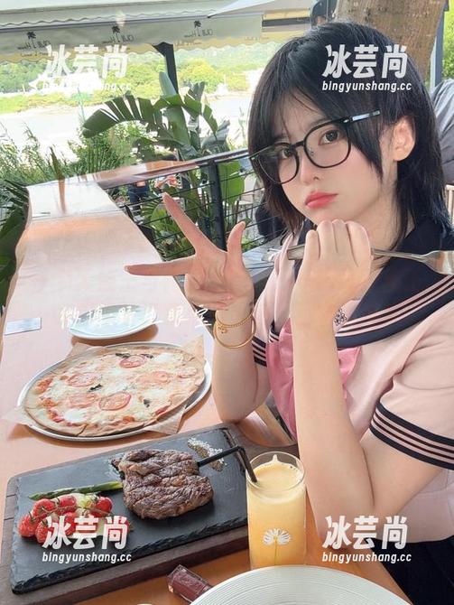 一个大魔王与她的小厨房——眼酱大魔王w厨娘写真集最新更新，不容错过！