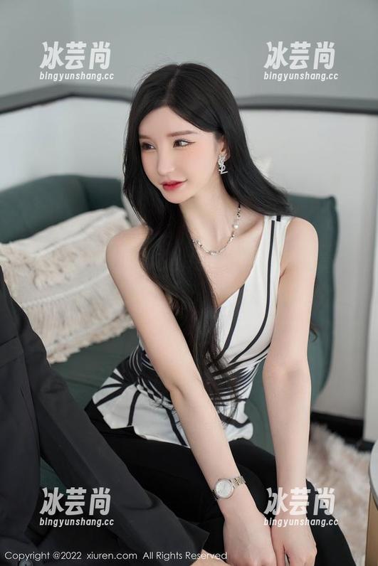 秀人网 - 余贝拉bella与她的棉袜写真，真想试试这样搭配，走点新风吗？