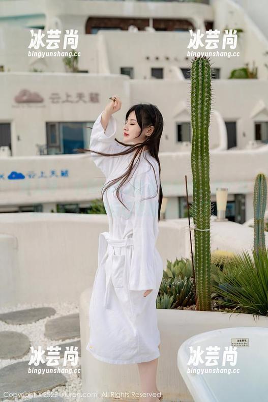 秀人网 - 小樱koko的私房图包，那个礼服，突然觉得自己也想试试看了哎。