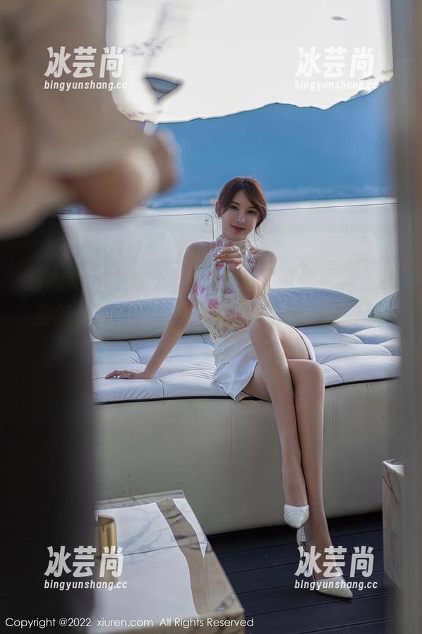 秀人网 - 一波小甜angle的图包更新，女友怎么总是那么会摆pose？偷学一下可不可以呀？